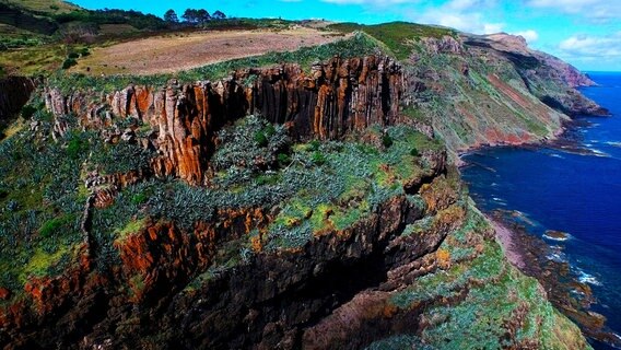 Säulenlava an der Südküste von Santa Maria. Sie ist die südlichste Insel der Azoren. © NDR/ORF Universum/Erich Proell 