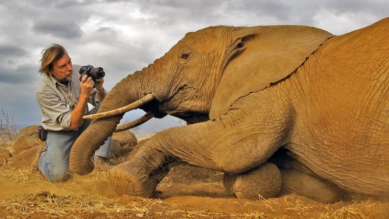 Naturfilmer Reinhard Radke arbeitet seit mehr als 30 Jahren in Afrika. Kaum einer kennt die Tiere Afrikas so gut wie er. © NDR/NDR Naturfilm/Doclights GmbH/Reinhard Radke 