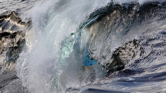 Der Warme Golstrom sorgt für heftige Turbulenzen im Nordatlantik. Die Folge: Starker Wind und haushohe Wellen. Der Warme Golstrom sorgt für heftige Turbulenzen im Nordatlantik. Die Folge: Starker Wind und haushohe Wellen. © NDR/WDR/Ted Giffords