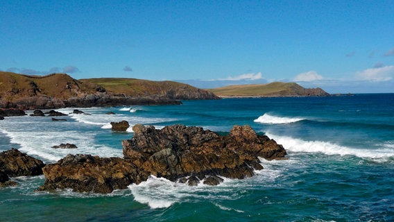 Endlos branden die Wellen des Atlantiks an die schroffen Felsen Schottlands und schufen eine der schönsten Küstenlandschaften Europas. © NDR/Naturfilm 