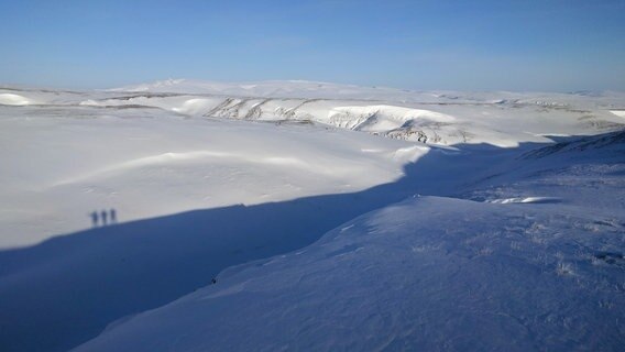 Noch im Frühjahr bedecken Schnee und Eis Ellesmere Island in der kanadischen Arktis. © NDR/doclights GmbH/Alain Lusignan 
