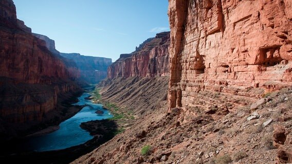 Die Nankoweap Kornspeicher gehören zu den Überbleibseln menschlicher Siedlungen im Grand Canyon. Die ältesten gefundenen menschlichen Gegenstände sind annähernd 12.000 Jahre alt und stammen aus der paleoindianischen Zeit. © NDR/Doclights GmbH/Matthew Kline 