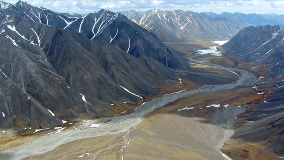 Mit bis zu 2749 Meter Höhe ist die Brookskette neben der Alaskakette die zweit größte Bergkette Alaskas. © NDR/NDR Naturfilm/doclights/Uwe Anders 