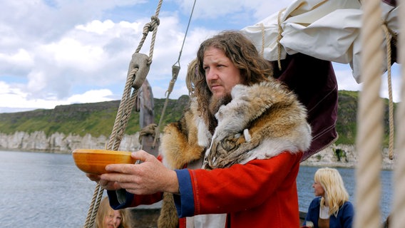 Wikinger waren Meister der Navigation. Der Sonnenkompass war dabei ein wichtiges Hilfsmittel. © NDR/NDR Naturfilm/doclights/Justin Purefoy 