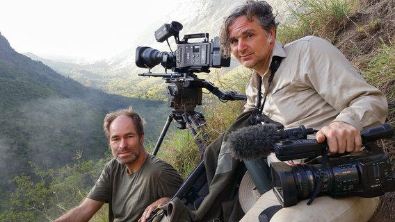 Die Tierfilmer bauen ihr Equipment am Mount Suswa auf, einem Vulkan in Kenia. © NDR/NDR Naturfilm/Doclights GmbH 