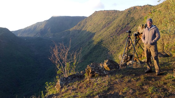 Hinter Alain Lusignan ist die spektakuläre Caldera des Mount Suswa zu sehen. © NDR/NDR Naturfilm/Doclights GmbH 