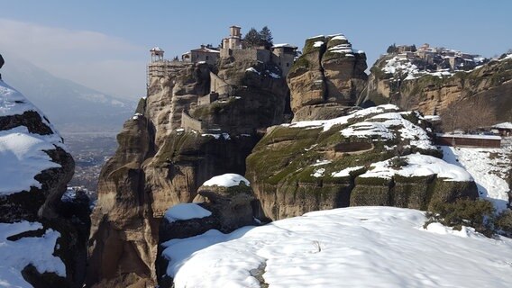 Die Meteora Klöster liegen östlich des Pindus-Gebirges und sind seit vielen Jahren UNESCO-Weltkulturerbe. © NDR/NDR Naturfilm/Doclights/Johannes Berger/Stephan Krasser 