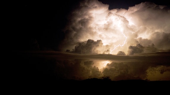 Plötzliche Wetterumschwünge sind in Griechenlands Norden keine Seltenheit. © NDR/NDR Naturfilm/Doclights/Johannes Berger/Stephan Krasser 