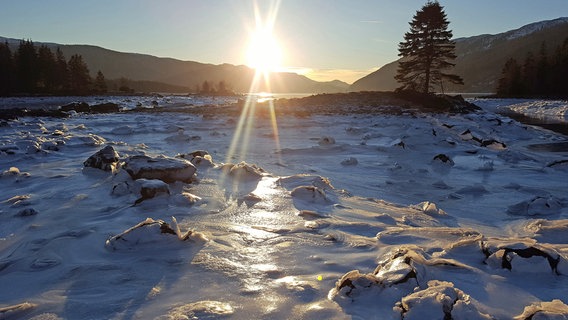 Ebbe und Flut gestalten die Fjorde auch im Winter. Regelmäßig hebt und senkt sich die Eisdecke in den Meeresarmen. Ebbe und Flut gestalten die Fjorde auch im Winter. Regelmäßig hebt und senkt sich die Eisdecke in den Meeresarmen. © NDR/nautilusfilm