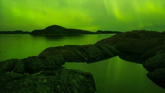 Nordlicht auf den Lofoten. Früher galt die Aurora borealis als mystischer Zauber. Heute weiß man, dass diese kosmische Erscheinung durch ein spannendes Wechselspiel zwischen Sonne und Erde entsteht. © NDR/nautilusfilm 