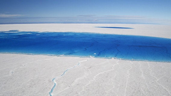 Schmelzwasser See auf Grönland. Die Folgen des Klimawandels sind auf Grönland besonders deutlich zu sehen. © NDR/BBC 