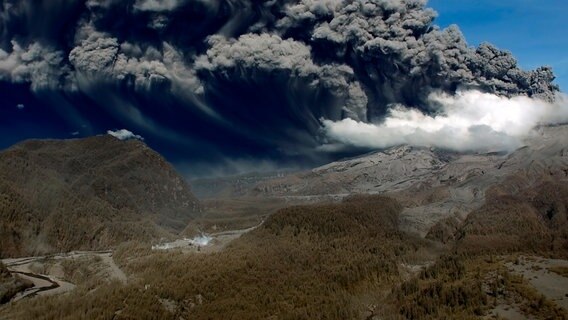 Der Vulkan Calbuco in Chile. Bei seinem letzten Ausbruch im April 2015 stieg eine Aschewolke über 15 Kilometer hoch. Im Umkreis von 30 Kilometern um den Vulkan fielen 50 cm Asche als Niederschlag. © NDR/WDR/Light & Shadow GmbH 