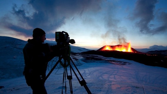 Kameramann filmt Vulkanausbruch  