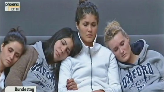 Schlafenden Zuhörerinnen im Bundestag © NDR 