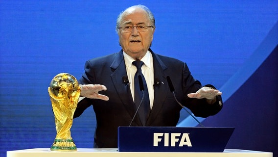 Joseph Blatter bei der Verkündigung der WM-Spielstätten 2018 und 2022 © dpa-Bildfunk Foto: epa/WALTER BIERI