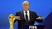 Joseph Blatter bei der Verkündigung der WM-Spielstätten 2018 und 2022 © dpa-Bildfunk Foto: epa/WALTER BIERI