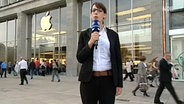 Caro Korneli vor einem Apple-Geschäft © NDR 