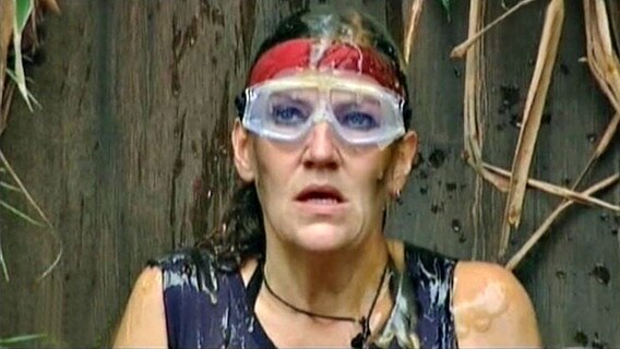 Katy Karrenbauer mit Taucherbrille während einer "Dschungel-Prüfung" © NDR 