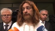 Jesus vor dem Gerichtsgebäude, er verklagt die CSU.  