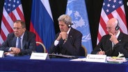 Sergej Lawrow sitzt neben John Kerry auf dem Podium.  