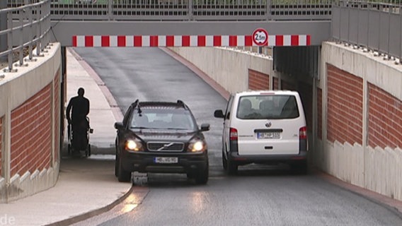 Zwei Autos begegnen sich in sehr engem Tunnel, eines von ihnen weicht über den Bordstein auf den Gehweg aus.  Foto: Screenshot