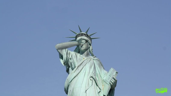 Die Freiheitsstatue hält sich die Augen zu.  