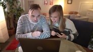 Die extra 3 Familie bucht im Internet Urlaub  