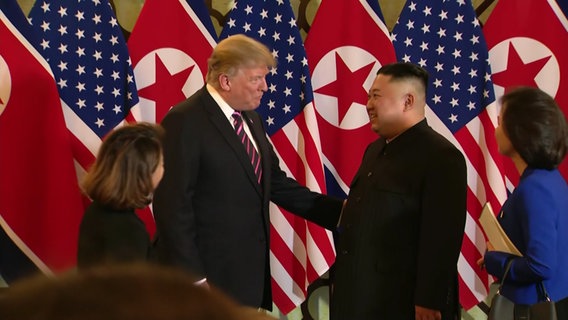 Donald Trump und Kim Jong-un beim Gipfeltreffen in Hanoi.  
