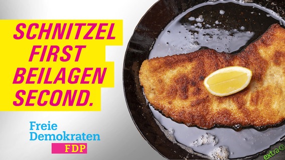 Ein FDP-Wahlplakat mit einem Schnitzel in der Pfanne und der Aufschrift: Schnitzel first, Beilagen second  