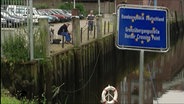 Blaues Schild mit den Sternen der EU auf dem steht: Bundesrepublik Deutschland - Grenzübergangsstelle Border Crossing Point  