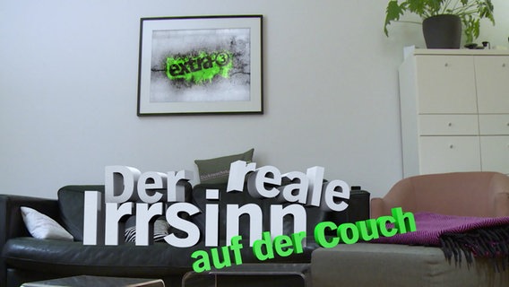 Logo der Sendung extra 3 Spezial: Der reale Irrsinn auf der Couch  