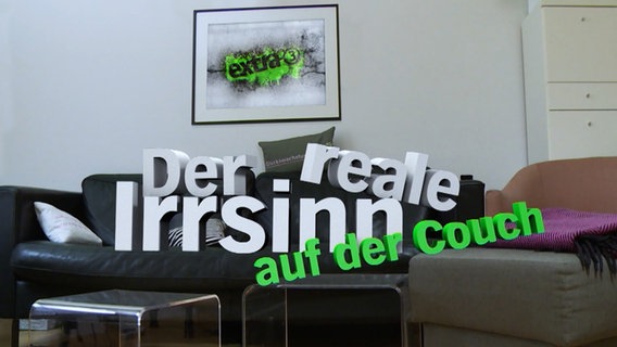 Logo der Sendung extra 3 Spezial: Der reale Irrsinn auf der Couch  