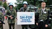 Tobias Schlegl zusammen mit Soldaten des UN-Kommandos "SH-FOR" in Kiel © NDR 