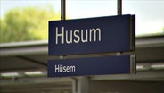Bahnhofsschild von Husum © NDR 