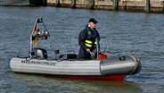 Ein einziges Schlauchboot für 600 Quadratkilometer Küstenschutz - hier gesteuert von einem Beamten der Wasserschutzpolizei © NDR 