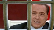 Hinter Gitter: Berlusconi  