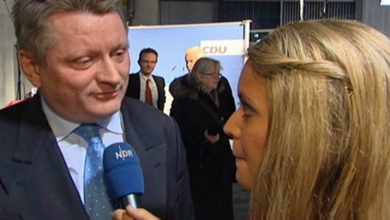 Reporterin Jasmin interviewt CDU-Generalsekretär Hermann Gröhe.  