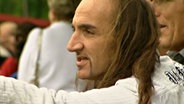 Ein Mann mit langen Haaren.  