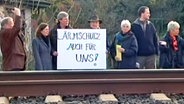 Eine Bürgerinitiative demonstriert für eine Lärmschutzwand.  