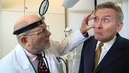 Mann beim Augenarzt  