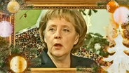 Bundekanzlerin Angela Merkel mit Weihnachtsschmuck.  