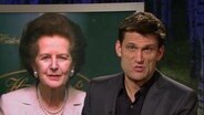 Christian Ehring vor dem Bild von Margaret Thatcher  