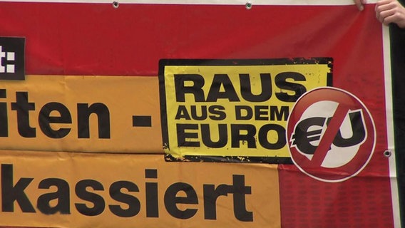 Ein Plakat mit der Aufschrift "Raus aus dem Euro!"  