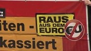 Ein Plakat mit der Aufschrift "Raus aus dem Euro!"  