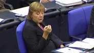 Angela Merkel guckt sich im Bundestag gelangweilt auf die Fingernägel. © NDR 