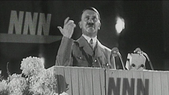 Adolf Hitler hält eine Rede  