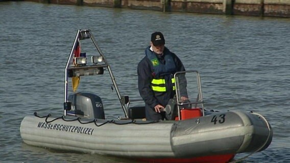Die Wasserschutzpolizei in Ostfriesland und ihr Schlauchboot.  