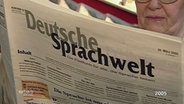 Ältere Dame liest in der Zeitung "Deutsche Sprachwelt" © NDR Foto: Screenshot