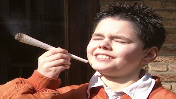 Ein glückliches Schulkind mit einem großen Joint © NDR Foto: Screenshot