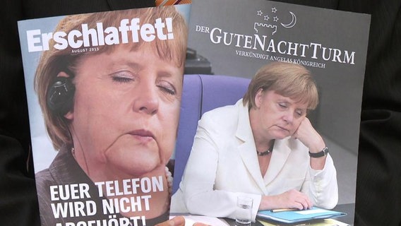 Magazine im Stile des Wachturms mit dem Konterfei von Angela Merkel auf der Titelseite.  